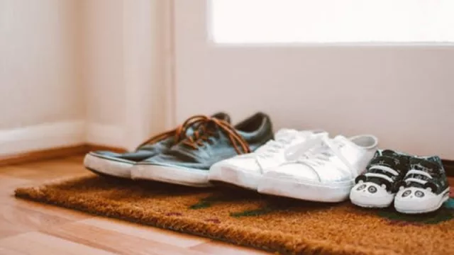 4 Tips Ampuh Hilangkan Bau Apek pada Sepatu - GenPI.co