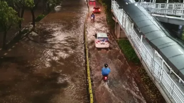 Banjir Jakarta Pagi Ini Parah, 4 Pintu Air Siaga Satu - GenPI.co