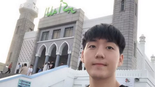YouTuber Korea Masuk Islam, Netizen Indonesia Menangis Bahagia - GenPI.co