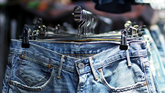 4 Cara Merawat Celana Jeans agar Awet - GenPI.co
