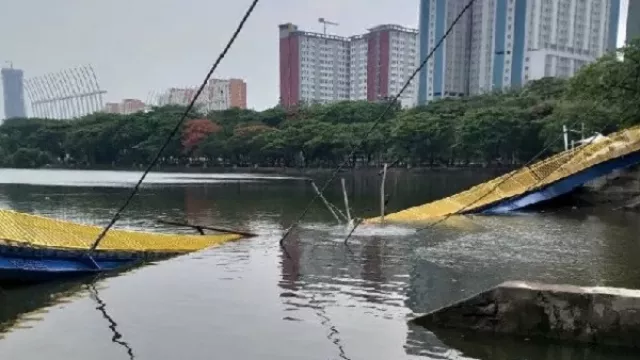 Baru Dibuka Sehari, Jembatan Lengkung Utan Kota Kemayoran Ambruk - GenPI.co