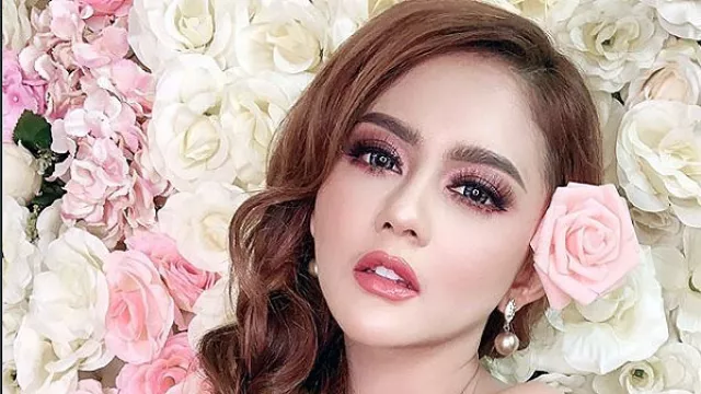 Statusnya Janda Cantik, Lebih Seksi Jenita Janet atau Wika Salim? - GenPI.co