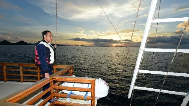 Luar Biasa... Pak Jokowi Pamer Labuan Bajo dari Kapal Pinisi - GenPI.co