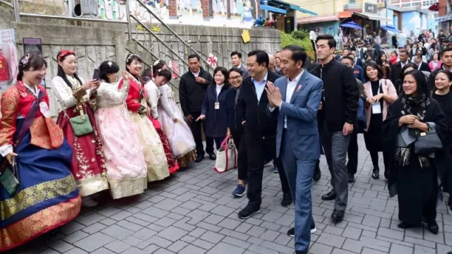 Jokowi Kunjungi Desa Budaya Gamcheon Busan: Bisa jadi Inspirasi - GenPI.co