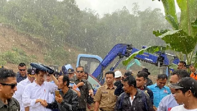 Lagi Kunjungan Bencana Banjir, Pak Jokowi Basah Kuyup Kehujanan - GenPI.co