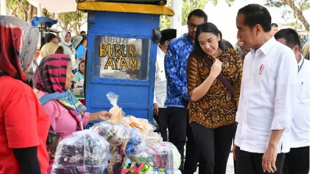 Pak Jokowi Lucu Banget, Bikin Ibu-ibu Tertawa Lebar - GenPI.co
