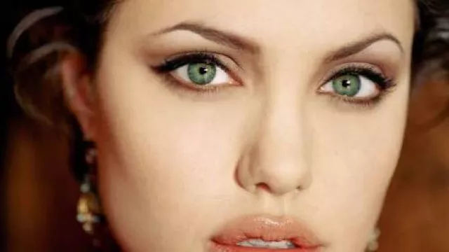 Bukan dengan Oplas, Ini 5 Rahasia Bibir Seksi Angelina Jolie - GenPI.co