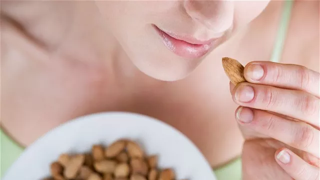 Makan Kacang Picu Jerawat Batu, Dokter: Cuma Mitos! - GenPI.co