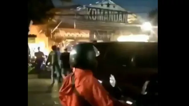 Piala Indonesia Berujung Rusuh di Tebet, 1 Kendaraan Dibakar - GenPI.co Piala Indonesia Berujung Rusuh di Tebet, 1 Kendaraan Dibakar - GenPI.co