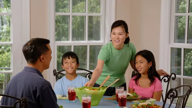 Orang Tua Perlu Luangkan Waktu Makan Bersama Anak demi Kesehatan - GenPI.co