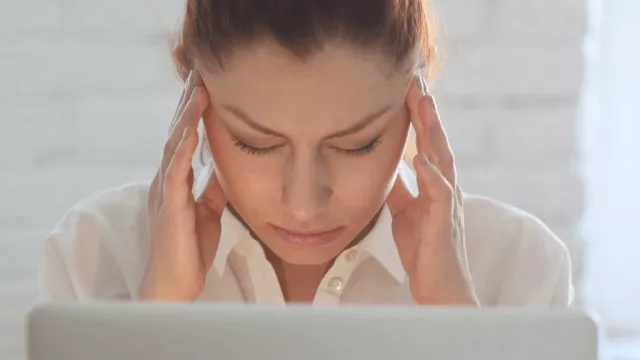 Tips Menepis Galau Akibat Kepikiran Hal yang Sama Terus-menerus - GenPI.co Tips Menepis Galau Akibat Kepikiran Hal yang Sama Terus-menerus - GenPI.co