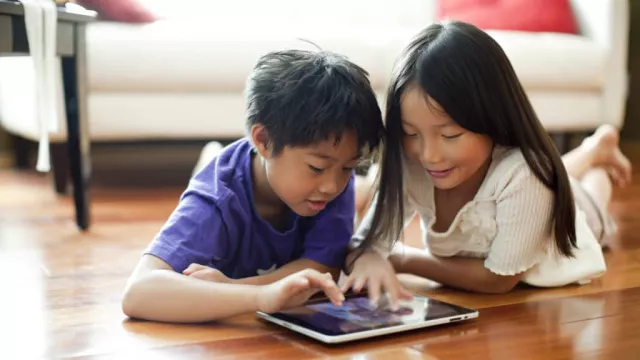 Anak Belajar di Rumah, Orang Tua Perlu Batasi Pemakaian Gadget - GenPI.co