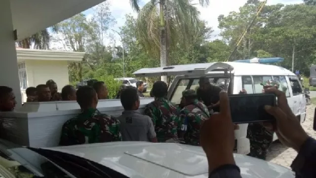Hendak Salat Subuh, Sertu La Ongge Gugur Ditembak KKB Papua - GenPI.co