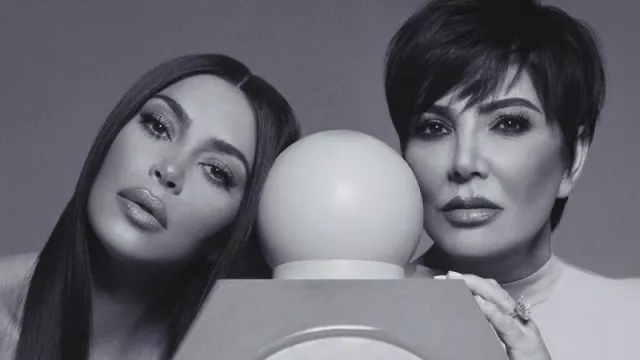 Kim Kardashian Bersama Sang Ibu Bakal Rilis Parfum KKW X Kris - GenPI.co