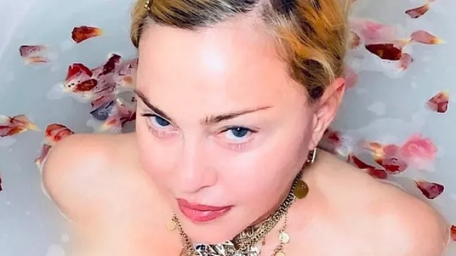 Tanpa Busana, Penyanyi Madonna Ungkap Kehebatan Virus Corona - GenPI.co