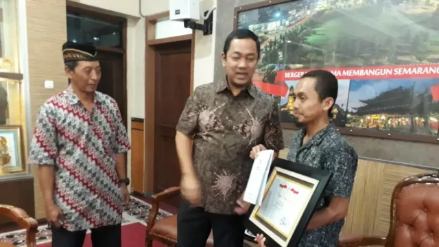 Hobi Nyapu Jalan, Pemuda Ini Jadi Idola Wali Kota Semarang - GenPI.co