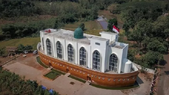 Masjid Safinatun Najah, Mirip Kapal Bahtera Nabi Nuh - GenPI.co