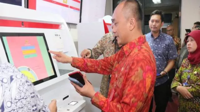 Inovasi Staf Pak Tito Keren, Cetak e-KTP Bak Ambil Uang di ATM - GenPI.co