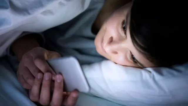 Sering Membaca E-Book Tiap Malam? Ini Tips Agar Mata Tetap Sehat - GenPI.co Sering Membaca E-Book Tiap Malam? Ini Tips Agar Mata Tetap Sehat - GenPI.co