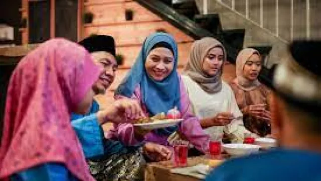 Jangan Tanyakan 3 Hal ini saat Silaturahmi di Bulan Ramadan, Dosa - GenPI.co