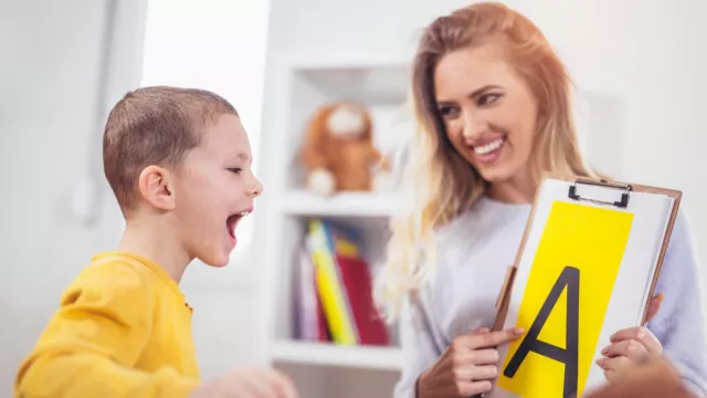4 Cara Mengatasi Speech Delay pada Anak, Catat Bunda! - GenPI.co