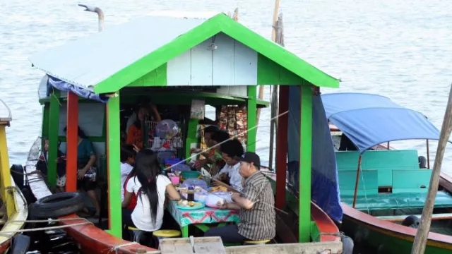 Santap Hidangan Ikan Laut Dengan View Kota Pelembang, Mantul! - GenPI.co