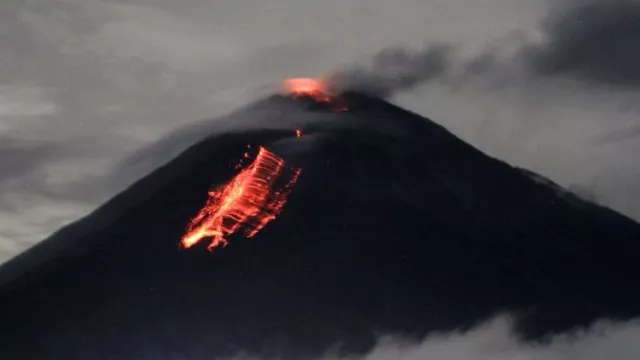 Lihat! Gunung Semeru Semburkan Awan Panas 4,5 Kilometer - GenPI.co