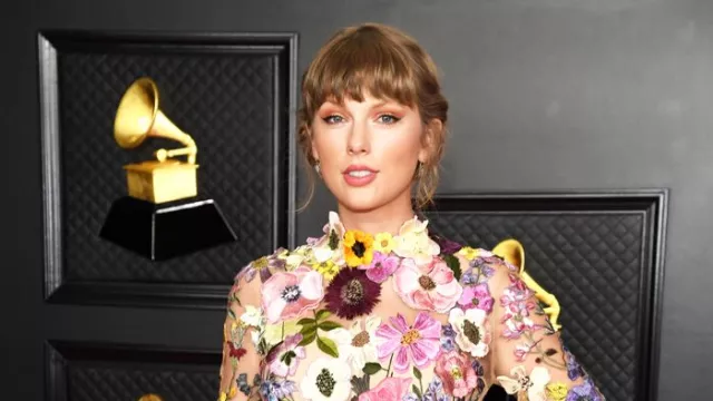 Filosofi Gaun Floral Taylor Swift di Grammy Awards 2021, Wow! - GenPI.co