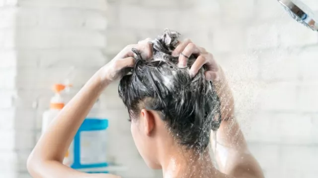 Bikin Rambut Kering, Hindari Sampo dengan Kandungan Berbahaya ini - GenPI.co