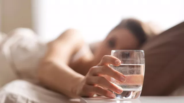 Pentingnya Minum Air Hangat Sebelum Tidur, Bisa Untuk Detoks  - GenPI.co