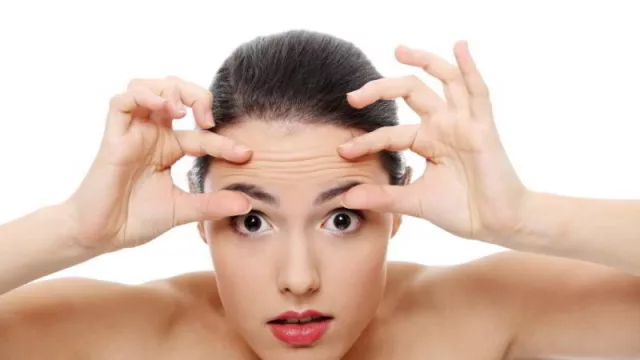 Trik Makeup Agar Kerutan Wajah Tersamarkan, Catat Ladies! - GenPI.co