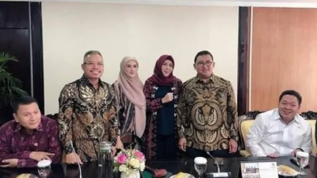 Mulan Sibuk Rapat dengan Fadli Zon, Ahmad Dhani Gigit Jari… - GenPI.co