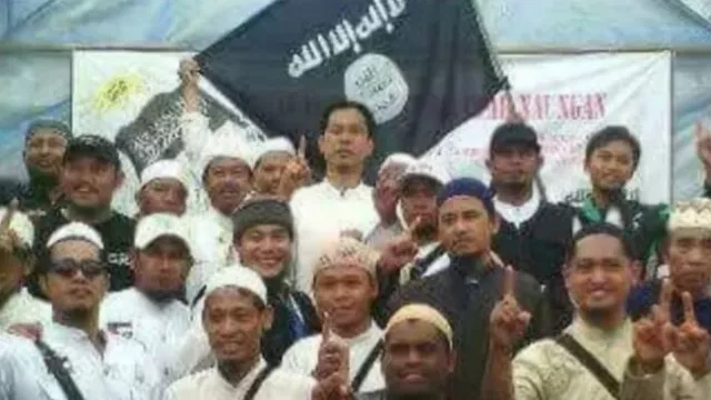 Ada Foto Munarman dengan Bendera ISIS, Husin Alwi PSI Bilang… - GenPI.co