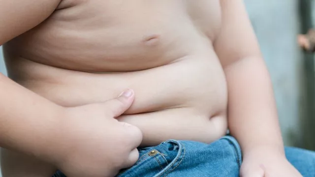 Bunda, Pahami 3 Masalah Kesehatan Mental pada Anak Obesitas - GenPI.co