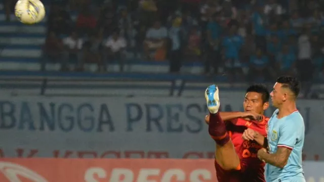 Gol Penalti di Akhir Laga, Borneo FC vs Persela Lamongan 2-2 - GenPI.co