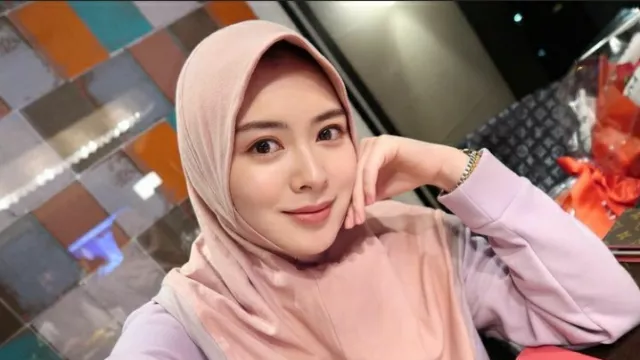 Manisnya 4 OOTD Hijab Ayana Moon, Bisa Kamu Tiru untuk Iftar Nih - GenPI.co