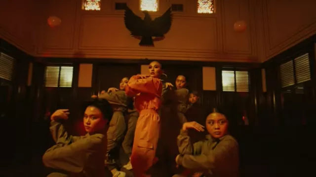 Bangga! Agnez Mo Tampilkan Burung Garuda di Video F Yo Love Song - GenPI.co