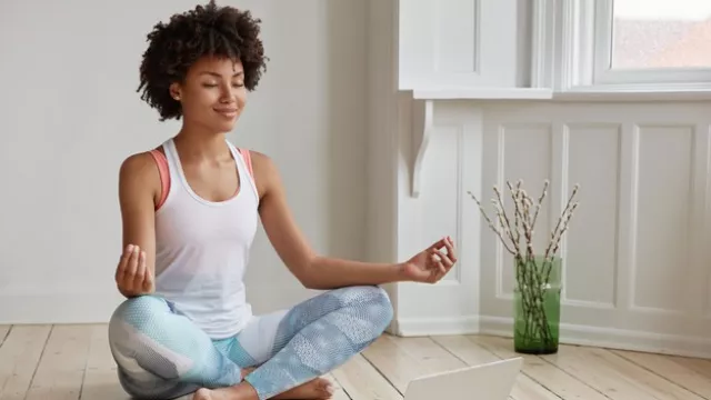 Meditasi Ampuh Kendalikan Overthinking, Simak 5 Caranya - GenPI.co