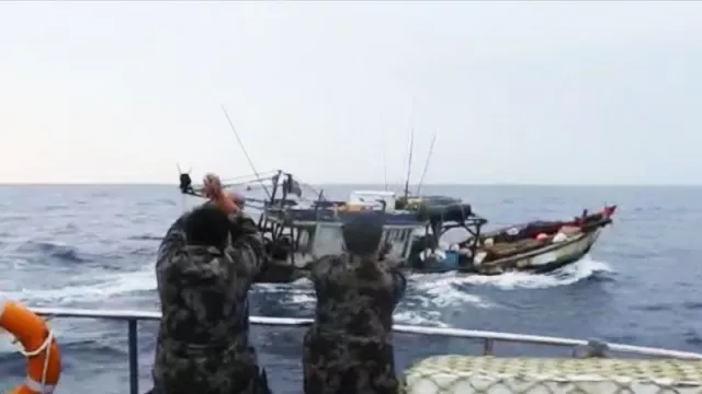 Kapal Vietnam Keruk 300Kg Ikan di Natuna, Bakamla Giring ke Batam - GenPI.co