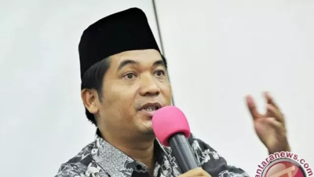 Ray Rangkuti Kritisi TNKB Anggota DPR: Dasarnya Lemah! - GenPI.co