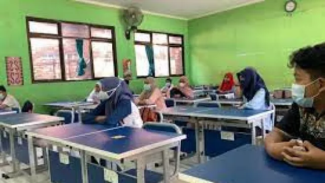 Sekolah Bisa Kembali Tatap Muka Asal Memenuhi 5 Tahap, Apa Saja? - GenPI.co