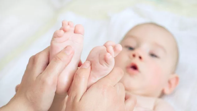 Mom, Melakukan Pijat Bayi Beri 4 Manfaat Luar Biasa bagi Si Kecil - GenPI.co
