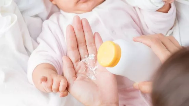 Bedak Padat vs Tabur, Mana yang Aman untuk Bayi? - GenPI.co