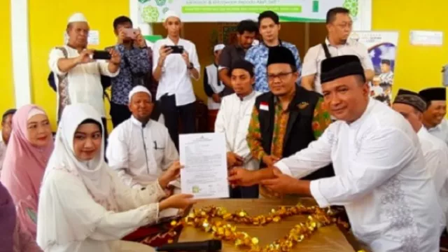 Pembina Ponpes Hafiz Satu Quran, Bimbing Putu Bianca Masuk Islam - GenPI.co Pembina Ponpes Hafiz Satu Quran, Bimbing Putu Bianca Masuk Islam - GenPI.co