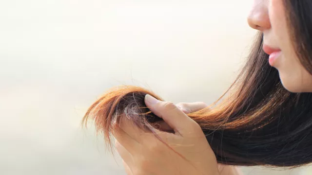 4 Perawatan Sederhana untuk Atasi Rambut Bercabang - GenPI.co