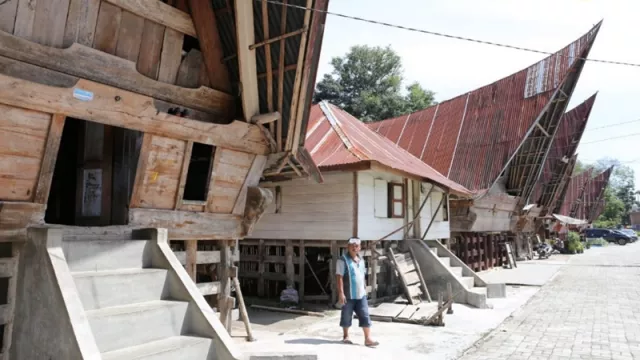 Seperti Ini Revitalisasi Rumah Adat Gorga di Kampung Ulos Samosir - GenPI.co