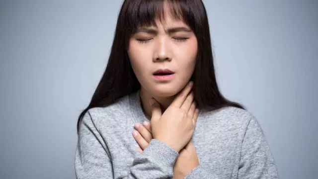 3 Cara Ampuh Redakan Gejala Sakit Tenggorokan yang Menyerang - GenPI.co
