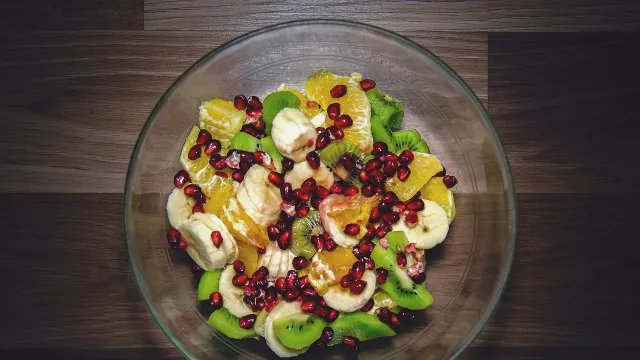 Enggak Pakai Lama! Yuk Sarapan Bergizi dengan Banana Berry Salad - GenPI.co