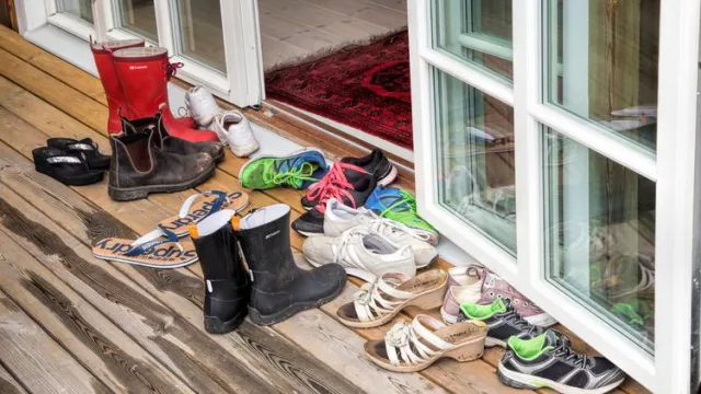 Penelitian: Melepas Sepatu Saat Masuk Membuat Rumah Lebih Sehat - GenPI.co