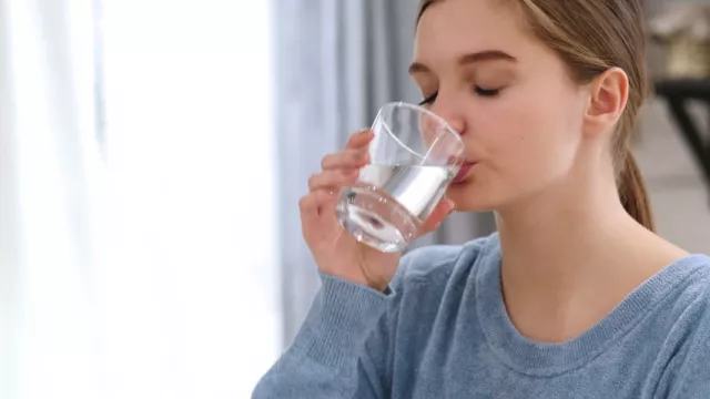 Manfaat Minum Air Putih Hangat, Redakan Nyeri Haid hingga Stres - GenPI.co